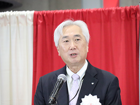 開会式で挨拶するJIRA瀧口会長