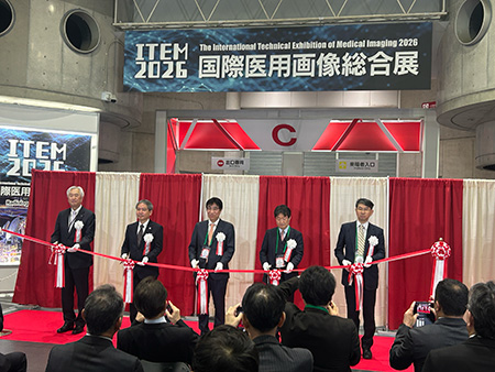 開会式のテープカットの様子